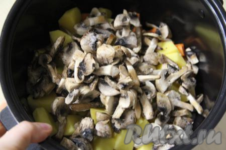 Выложить подготовленные грибы в чашу мультиварки.