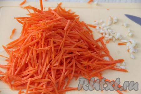 Морковь нарезать на тонкие брусочки (или натереть на крупной тёрке). Чеснок нарезать мелко.