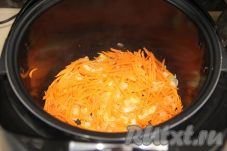 После этого добавить морковь, перемешать овощи и обжаривать, периодически помешивая, 3-4 минуты.