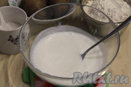 Для замешивания теста для чуду нужно в объёмную миску влить кефир, добавить соду, перемешать и оставить 4-5 минут.