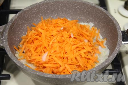К обжаренному луку выложить натёртую морковку, перемешать и обжаривать минут 5 (до мягкости моркови). Овощи не забывайте периодически перемешивать, чтобы они не подгорели.