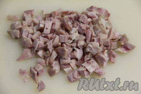 Отложенное ранее мясо копчёной курицы нарезать на кубики (или порвать на волокна).