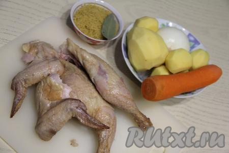Подготовить продукты для приготовления супа из копчёной курицы с вермишелью. Картошку, морковку и лук почистить. Очищенную картошку, чтобы она не потемнела, переложить в небольшую ёмкость и полностью залить водой.