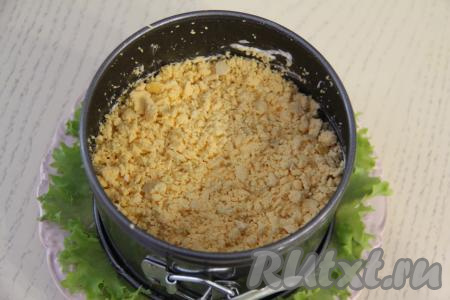 Яичные желтки раскрошить и выложить завершающим слоем салата. Поставить салат, не снимая кольцо, настояться на 2-3 часа в холодильник.