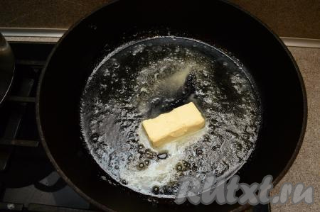В сковороде разогреть 3 столовых ложки растительного масла и 50 грамм сливочного масла.