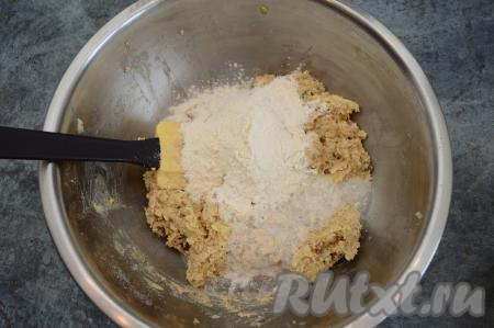 Соду погасить уксусом, добавить в тесто, сразу всыпать половину муки, тщательно перемешать.