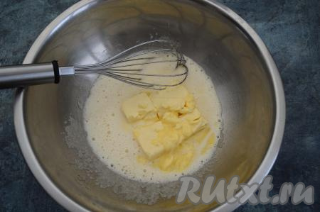 К получившейся яичной смеси выложить размягчённое сливочное масло.