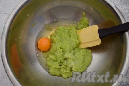 Выложить пюре из кабачков (или размороженные и отжатые от лишней жидкости натёртые кабачки) в глубокую миску, всыпать соль, вбить сырое яйцо.