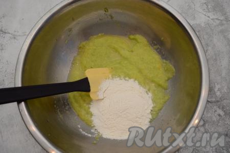 Перемешать массу лопаткой до однородности. Затем всыпать 45 грамм (или 2 столовых ложки) муки, перемешать кабачковое тесто при помощи лопатки.