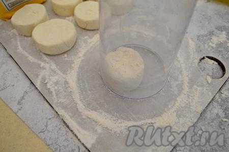 Теперь формуем сырники округлой формы. Для этого идеально подходит стакан для погружного блендера. Припылить поверхность мукой, на муку выложить заготовку сырники, накрыть сверху стаканом и быстро повращать стакан рукой по кругу.