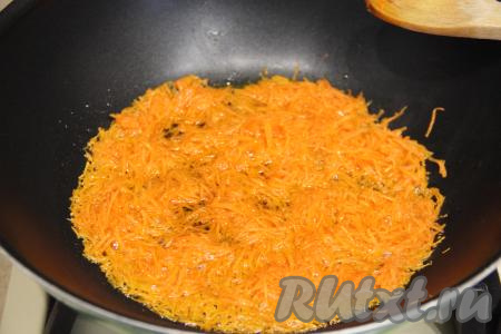В сковороде разогреть растительное масло, выложить в него морковь, натёртую на мелкой тёрке, и обжарить её на среднем огне до мягкости (в течение 4-5 минут), иногда помешивая.