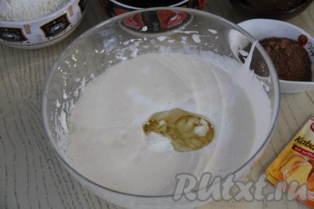 К яйцам, взбитым с сахаром, влить кефир и растительное масло, перемешать лопаткой до однородности.