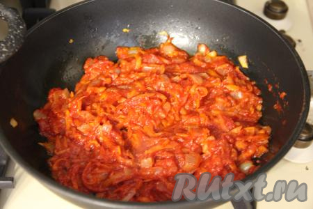Обжаривать овощи в томате 2-3 минуты, периодически помешивая, убрать с огня.