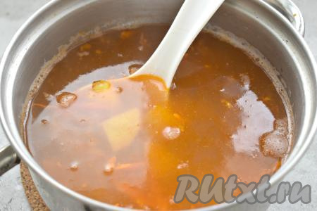 После того как гречка с момента закипания проварится 15 минут, добавляем в кастрюлю тушёные овощи со сковороды, даём супу закипеть и варим его 5 минут на небольшом огне.