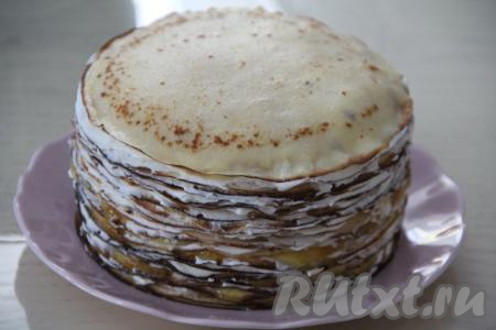 Сформированный блинный торт с творожным сыром и сливками поставить в холодильник на ночь. 