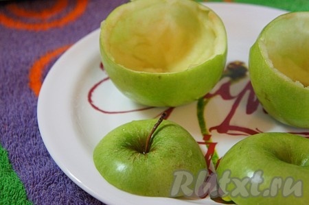 Яблоки вымыть, отрезать "крышечки". Мякоть яблок аккуратно извлечь, стараясь, чтобы "чашечки" из яблок хорошо держали форму.