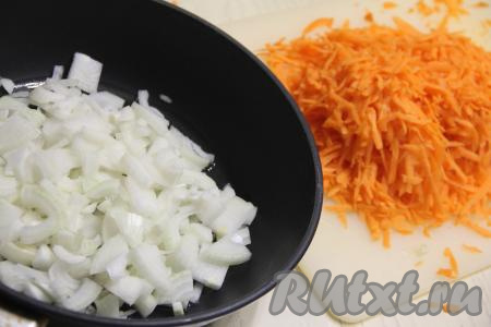 Морковь натереть на крупной тёрке. Разогреть растительное масло в сковороде, затем выложить мелко нарезанные луковицы. 