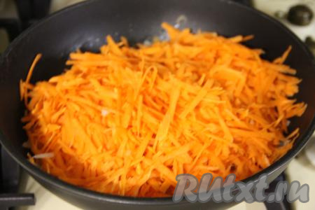 Когда лук станет прозрачным, добавить к нему морковь, перемешать. 