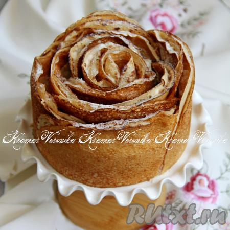 Готовый торт освободить от кольца. Подать вкусный и красивый блинный торт в виде розы к столу.