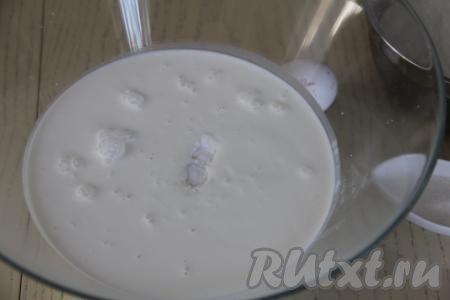 В объёмную миску влить кефир, всыпать соду, очень хорошо перемешать, оставить на 4-5 минут. Сода за это время погасится и поверхность кефира запенится.