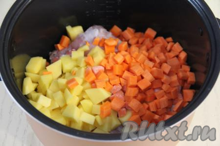 Картошку нарезать на средние кубики, морковь - на небольшие кубики. Добавить морковку с картофелем в чашу мультиварки.