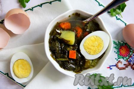 Вкусный, ароматный, достаточно сытный щавелевый суп разлить из чаши мультиварки по тарелкам и горячим подать к столу, дополнив, по желанию, варёным яйцом и сметаной.