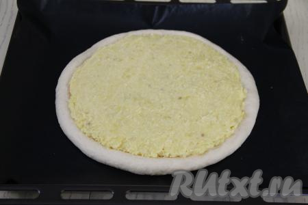Выложить начинку из картошки и сыра на основу для пирога, равномерно распределить.