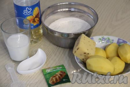 Подготовить продукты для приготовления пирога из дрожжевого теста с картошкой и сыром в духовке. Картошку для начинки почистить.