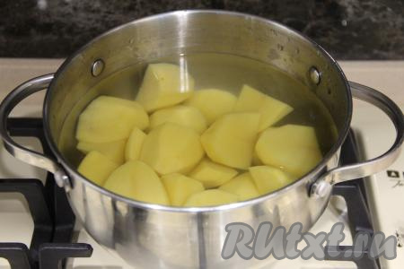 Первым делом отварим картошку, для этого её нужно нарезать на части, выложить в кастрюлю, залить полностью водой и поставить на огонь. Варить картошку с момента закипания на небольшом огне до готовности (ориентировочно минут 20-25).