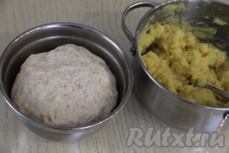 Перемешать картофельно-сырную начинку для пирога и остудить. По прошествии часа тесто поднимется и округлится.