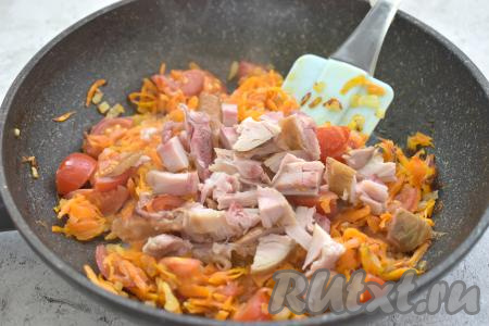 Копчёное куриное мясо отделяем от костей. 250 грамм копчёного куриного мяса нарезаем на кусочки, выкладываем к обжаренным овощам, перемешиваем, обжариваем минуты 2-3, время от времени помешивая.