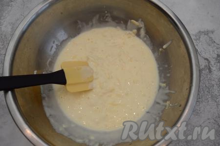 Перемешать смесь яиц, сыра и сметаны до однородности.