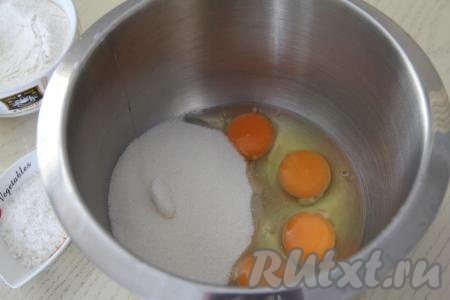 В чаше, в которой будет удобно взбивать миксером, соединить сахар и яйца.