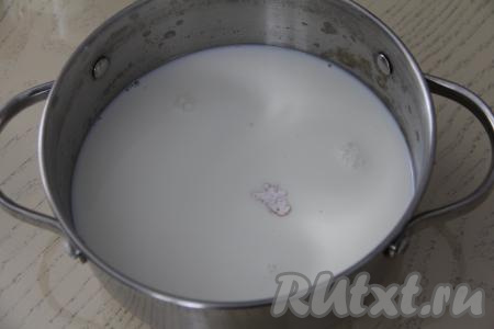 Прежде всего приготовим заварной крем с кокосовой стружкой. Сливочное масло для крема должно быть мягким, комнатной температуры, поэтому достаньте его из холодильника заранее. Варить крем нужно в кастрюле с толстым дном (или в сотейнике). Влить в кастрюлю молоко, добавить сахар и ванилин, перемешать венчиком.