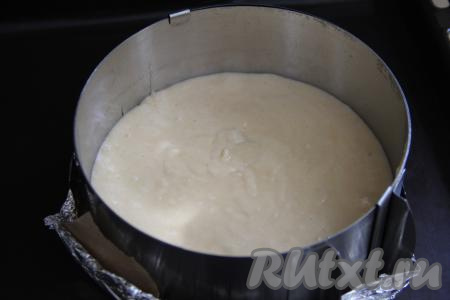 Выложить тесто в форму для выпечки диаметром 20 сантиметров (я взяла кулинарное кольцо диаметром 20 сантиметров, а дно сформировала из фольги, сложенной в несколько слоёв), аккуратно разровнять тесто лопаткой. Переставить форму с тестом на противень и отправить в духовку, разогретую до 180 градусов, выпекать бисквит в течение 45 минут. Для того чтобы проверить готовность бисквита, просто проколите его в центре сухой зубочисткой, если зубочистка после прокалывания выпечки осталась полностью сухой, без следов теста, значит бисквит готов, доставайте его из духовки.
