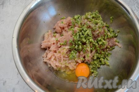 Лук очистить. Пропустить через мясорубку кусочки куриного мяса, лук и варёную брокколи в глубокую миску, добавить сырое яйцо.