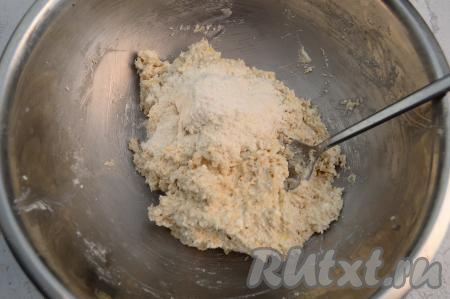 Масса получится очень липкой. Начать понемногу добавлять пшеничную муку, чтобы тесто для печенья стало менее липким.