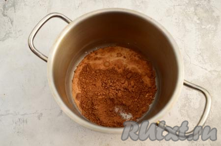 После того как бисквит пропитается, можно приготовить шоколадную глазурь для украшения. Для этого в небольшой кастрюльке нужно соединить сахар, какао и молоко.