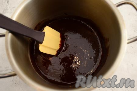 Растопить масло, перемешивая глазурь лопаткой.