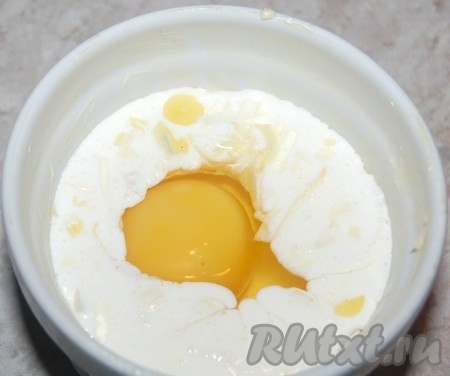 Затем аккуратно разбить яйцо, стараясь оставить желток целым, и вылить яйцо в порционную формочку.
