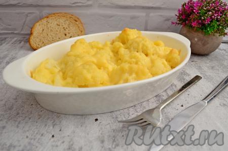 Поставить форму с цветной капустой в яйце с сыром в разогревшуюся духовку. Запекать 25-30 минут (до расплавления сыра) при температуре 180 градусов. Сыр должен расплавиться и покрывать капусту нежным слоем. Не стоит продолжать держать капусту до момента, когда сыр станет покрываться румяной корочкой. Вкуснее, когда сыр остаётся в меру мягким.