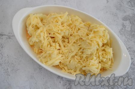 Сыр, натёртый на крупной тёрке, разложить поверх цветной капусты.