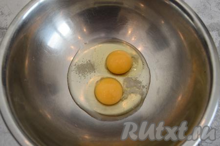 В миске соединить яйца и 2 хороших щепотки соли.