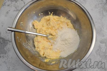 Вилкой смешайте до однородности творожную массу и яйцо. Затем всыпьте 1 столовую ложку муки. Вмешайте муку в тесто с помощью вилки (или силиконовой лопатки).