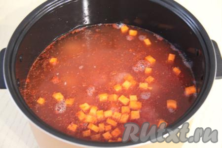 Соединить воду и томатную пасту. Влить воду с томатной пастой в чашу мультиварки.
