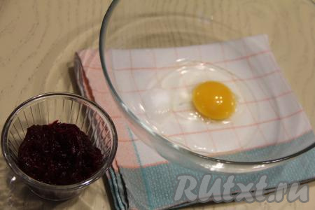 Соединить яйцо и соль в объёмной миске, взбить венчиком до однородности.