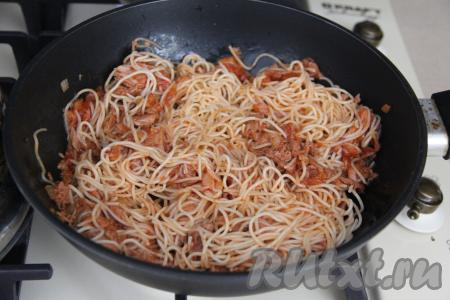 Перемешать спагетти с тунцом и прогреть в течение 2-3 минут, иногда помешивая.
