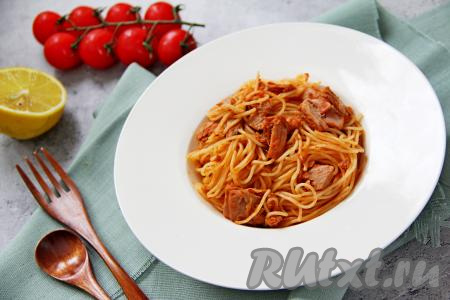Вкуснейшие ​​​​​​​спагетти с консервированным тунцом разложить по тарелкам и подать к столу в горячем виде.
