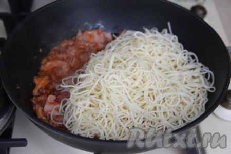 Затем в сковороду с консервированным тунцом добавить отваренные спагетти.