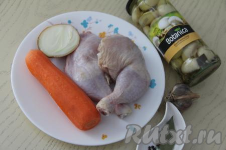 Подготовить продукты для приготовления заливного из куриных окорочков. Морковь почистить. Куриное мясо промыть водой. Лук промыть водой, его можно не очищать.